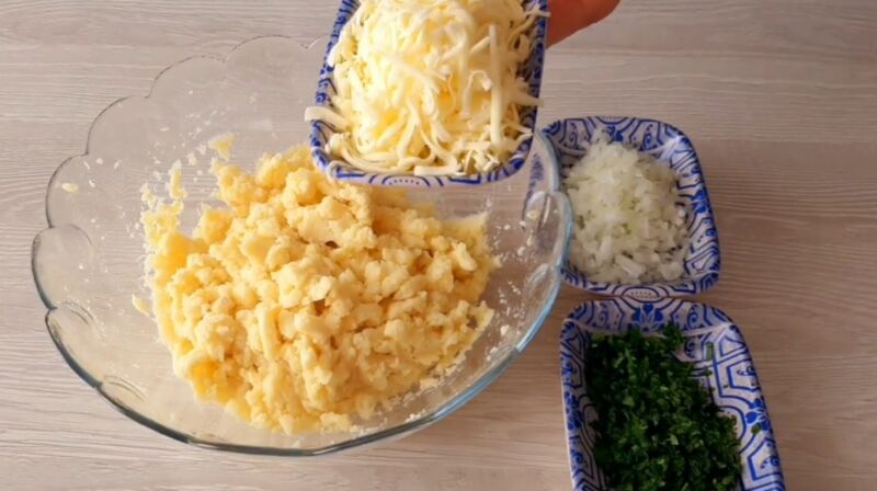 Картофельные котлеты из пюре с сырной начинкой приготовленные на сковороде