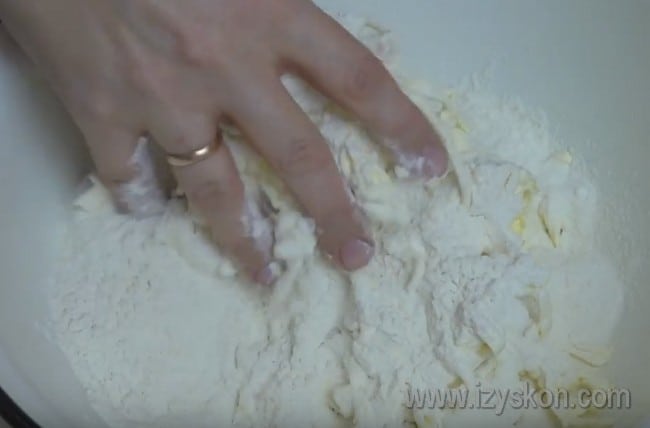Чтобы приготовить печенье на пиве и маргарине, перетрите руками муку с натертым на терке маргарином.