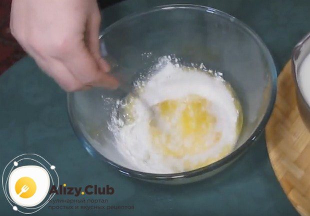 Для приготовления крема сначала перемешиваем яйца с сахаром и крахмалом.