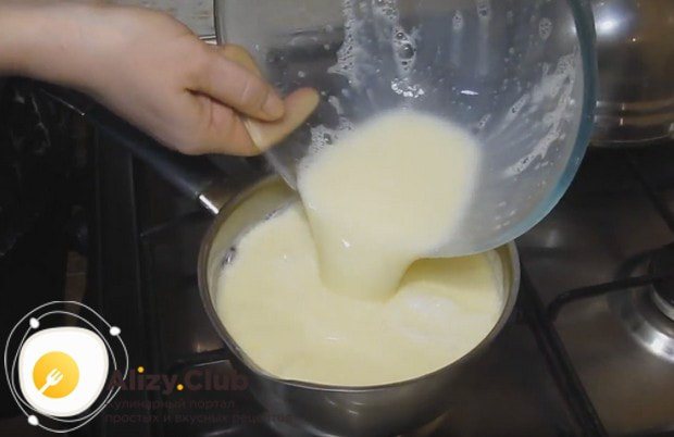 Молочно-яичную массу переливаем в сотейник и ставим на плиту.
