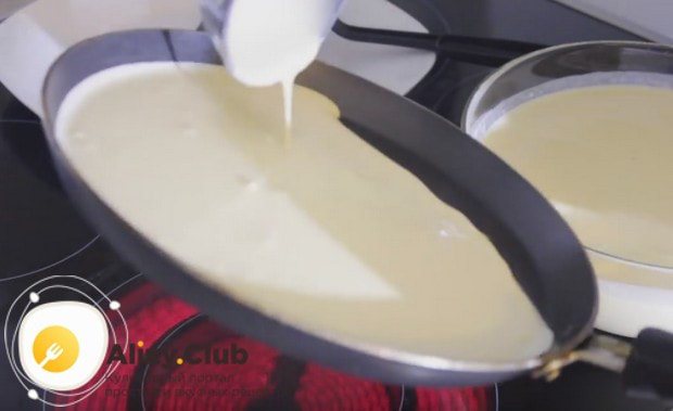 Наливаем на сковороду тесто и формируем круглый блинчик.