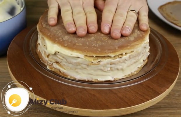 Поочередно перемазывая блины, формируем торт.