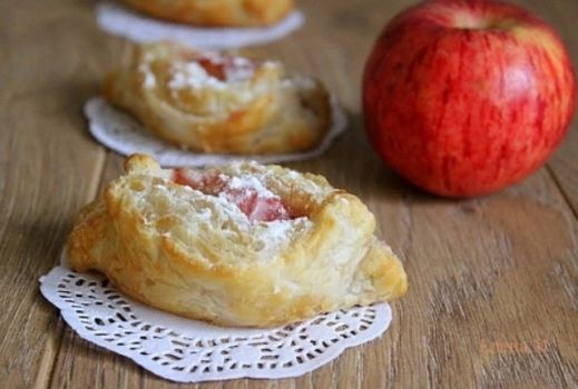 Слойки с яблоками из готового теста – кулинарный рецепт
