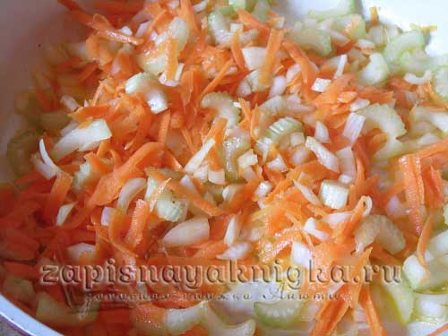 Сельдерей морковь лук обжаренные в масле