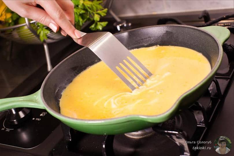 как правильно приготовить омлет на сковороде