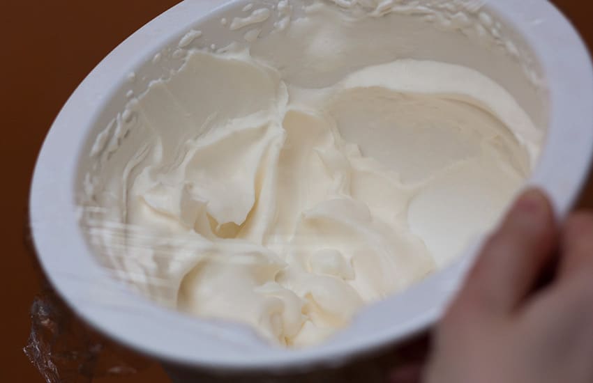 Почему не взбиваются сливки с сахаром и как же их взбить в крем для торта