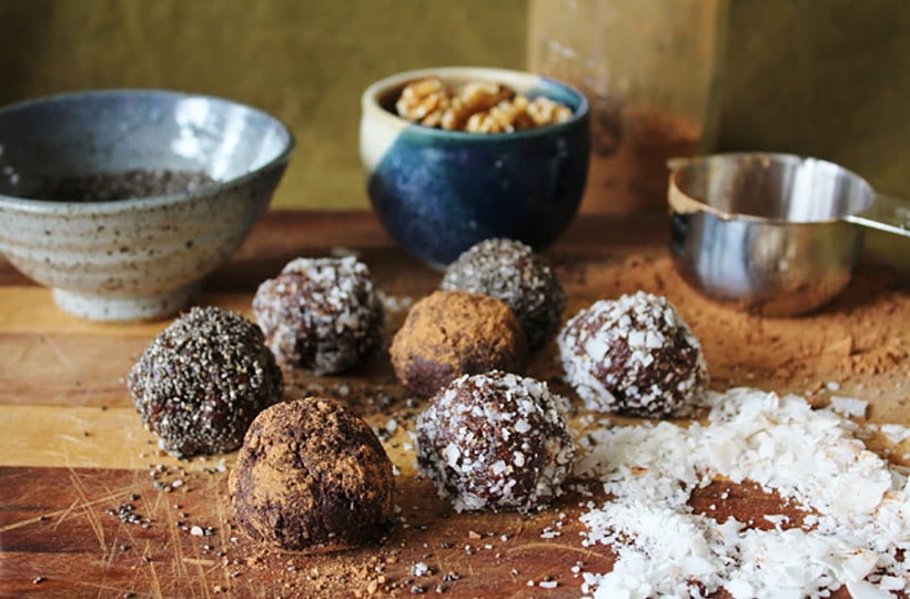 Рецепт сыроедческих конфет с кэробом на основе фиников — неописуемое «Блаженство»!