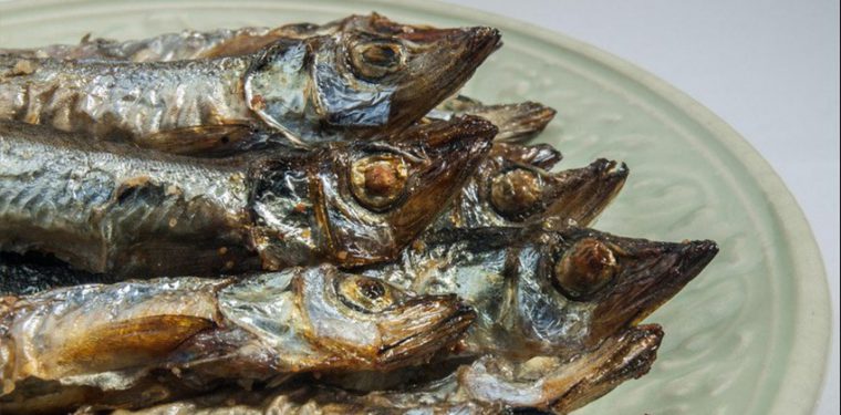 Как вкусно приготовить мойву на сковороде – простые рецепты готовки популярной морских рыбок :)