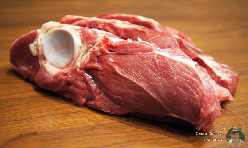 как тушить мясо с водой на сковороде фото