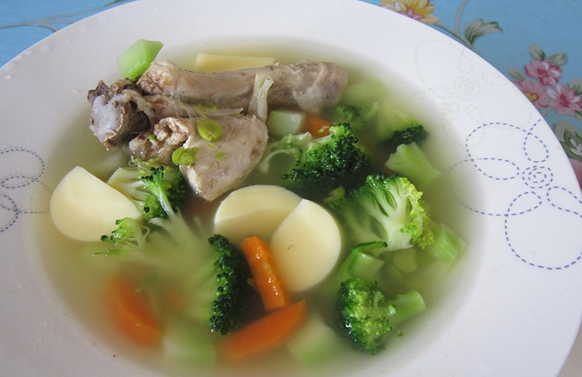 Свежий суп из брокколи с тофу