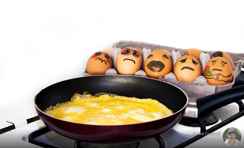 как пожарить яйца на сковороде с помидорами