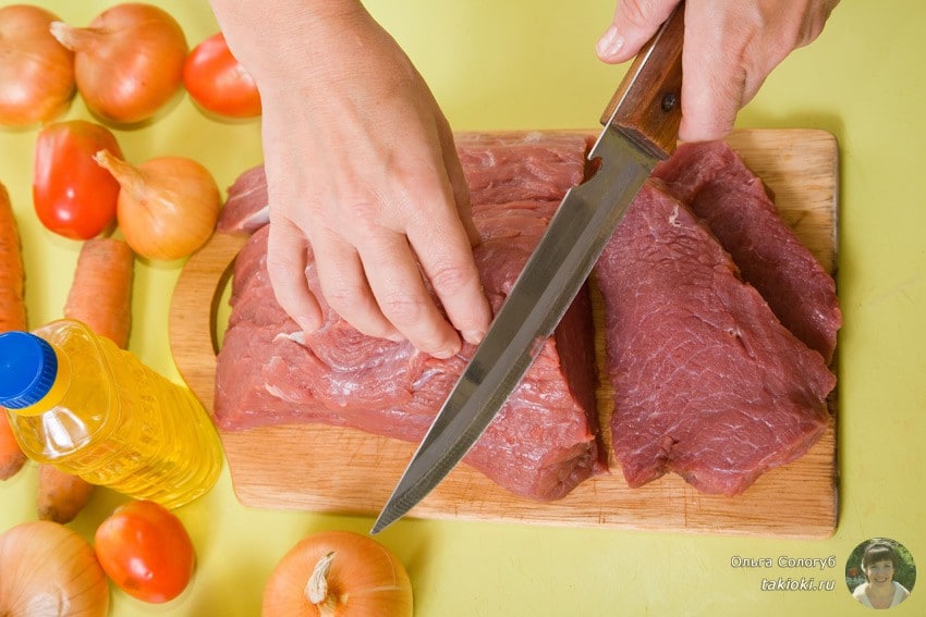 как тушить мясо на сковороде без масла