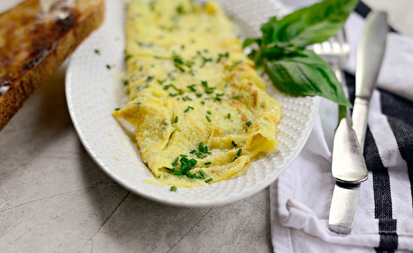 Рецепт приготовления омлета с сыром на сковороде – отличный вариант для завтрака