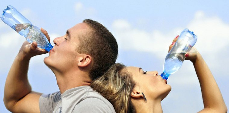 Как правильно пить воду и правда ли, что нужно пить 2 литра ежедневно