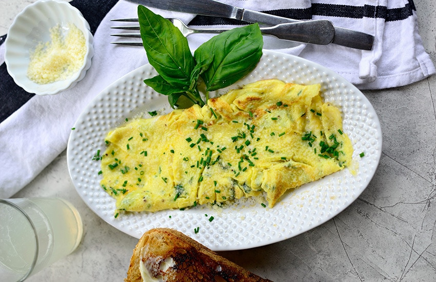 7-omlet-s-syrom-recept-na-skovorode