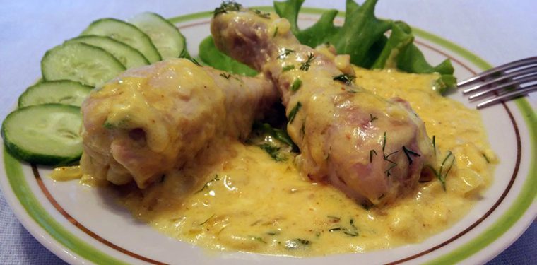 Оригинальный рецепт курицы в сметанном соусе на сковороде с картошкой