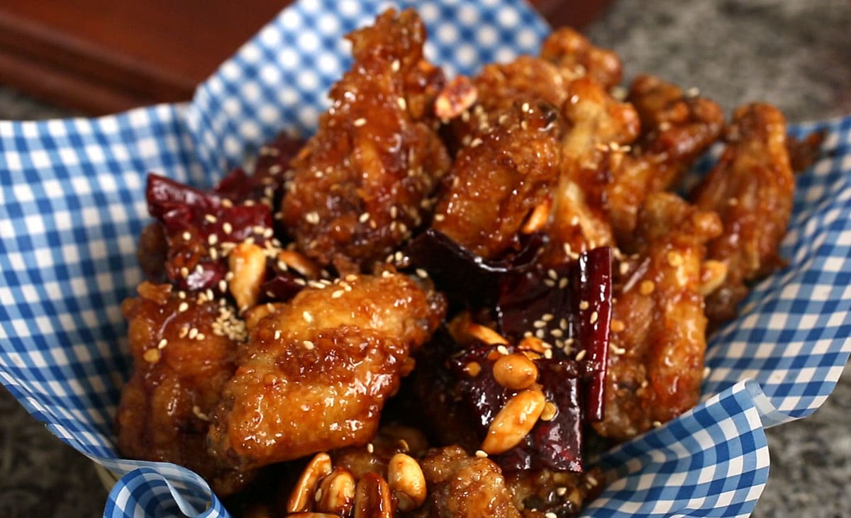 Готовим куриные крылышки на сковороде — пошаговый рецепт обалденного блюда в медово-соевом соусе