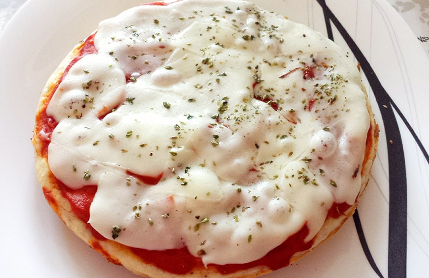 Быстрый вариант пиццы на сковороде без сметаны и кефира – пошаговый рецепт с фото