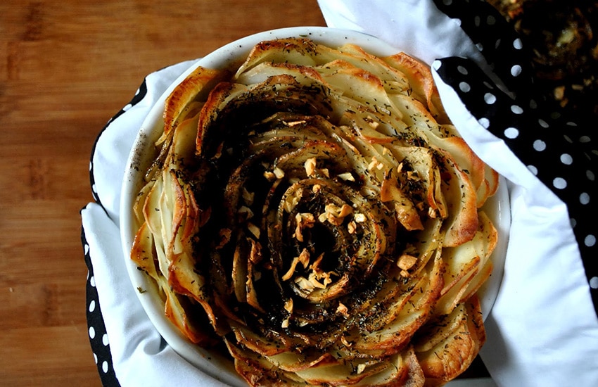 Рецепт с фото необычного запеченного картофеля в духовке для праздничного стола