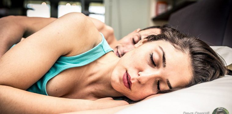 Что может значить положение вашего тела во время сна