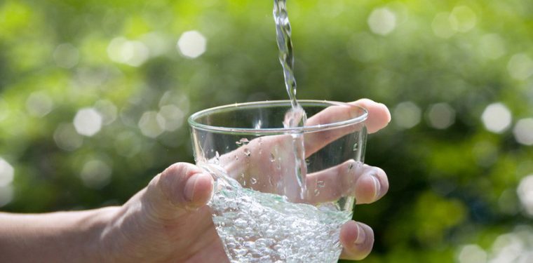 Советы диетологов: сколько нужно и как правильно пить воду, чтобы похудеть и не отекать