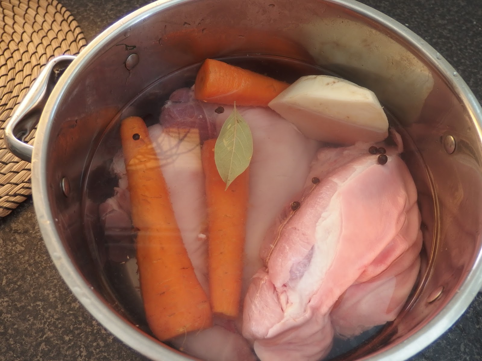 Как правильно варить дома холодец из свиной рульки и ножек: вкусные рецепты и полезные советы