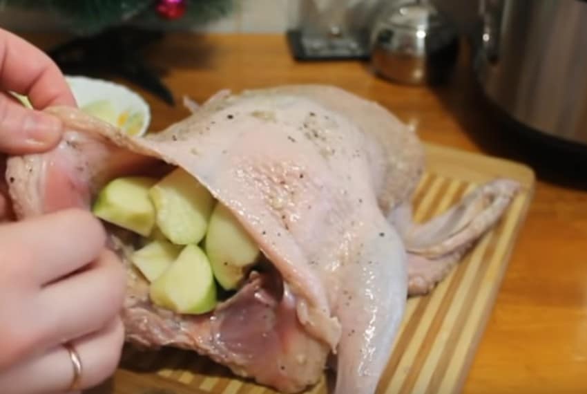 Утка в мультиварке – 10 рецептов приготовления мягкой и сочной птицы