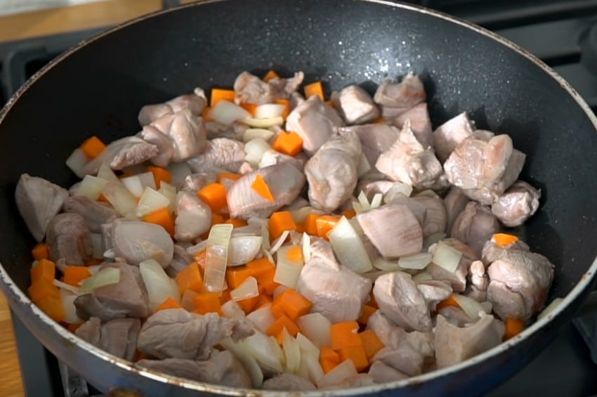 Как вкусно приготовить голень индейки на сковороде, чтобы она была мягкой и сочной?