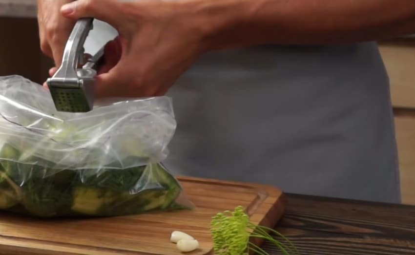 Малосольные огурцы в пакете – 4 быстрых рецепта приготовления хрустящих огурчиков