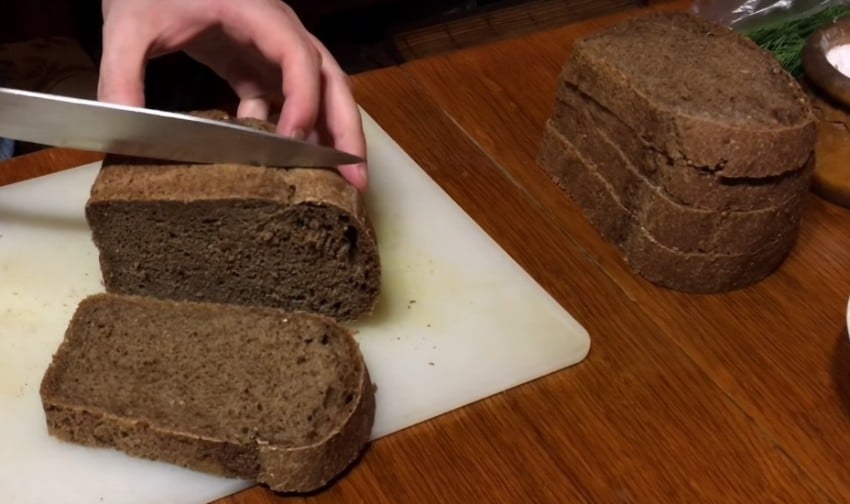Гренки из черного хлеба с чесноком – 6 рецептов приготовления на сковороде и в духовке