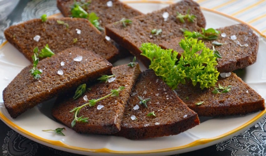 Гренки из черного хлеба с чесноком – 6 рецептов приготовления на сковороде и в духовке