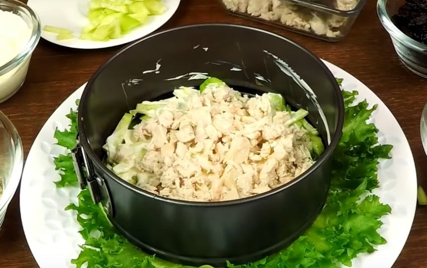 Салат из курицы с черносливом – 5 очень вкусных рецептов приготовления