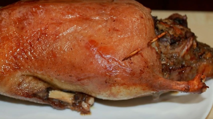 Утка рождественская, запеченная в духовке – 5 рецептов приготовления