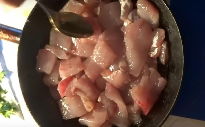 Судак в сметане – 4 рецепта приготовления рыбы под сметанным соусом