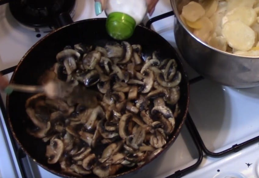 Судак в сметане – 4 рецепта приготовления рыбы под сметанным соусом