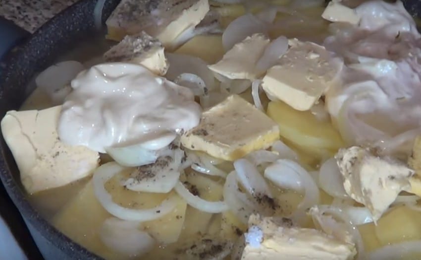 Рыба в сметане на сковороде: 4 рецепта приготовления в домашних условиях