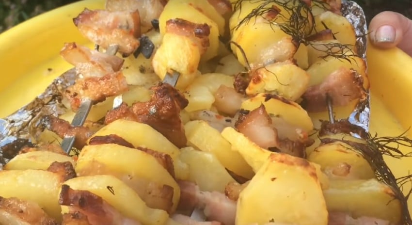 Картошка на мангале – 3 рецепта приготовления шашлыка из картошки