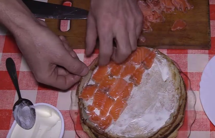 Блины с красной рыбой и сыром: 3 рецепта блинчиков со сливочным, творожным или плавленым сыром