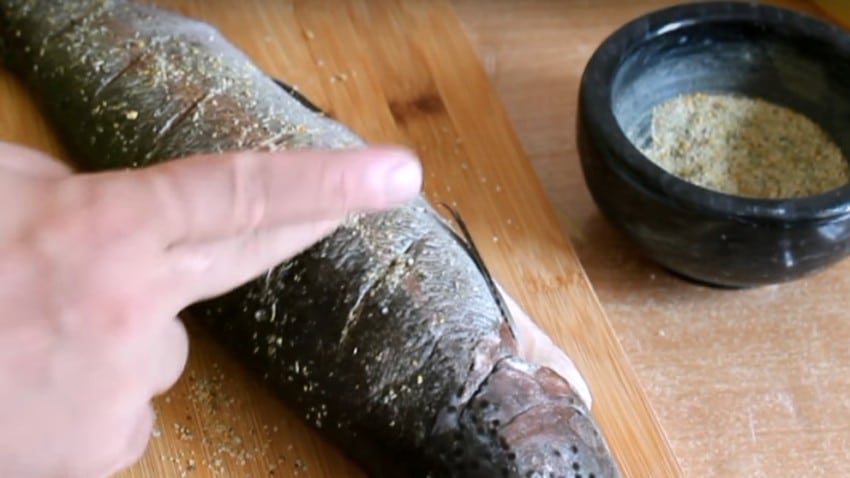 Форель, запеченная в духовке в фольге целиком, кусочками и стейки: 5 рецептов запеченной рыбы