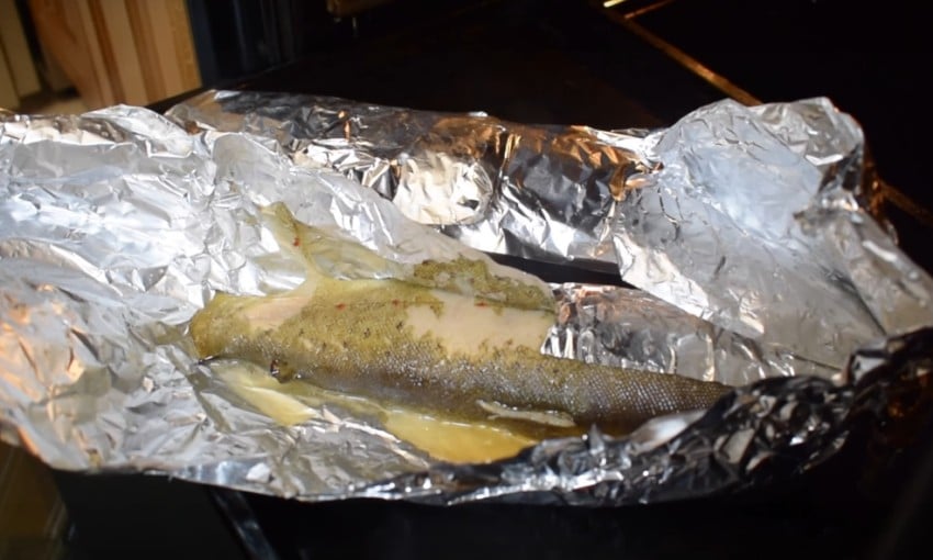 Форель, запеченная в духовке в фольге целиком, кусочками и стейки: 5 рецептов запеченной рыбы