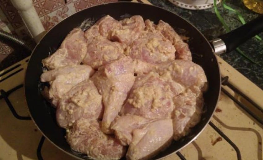 Курица, жаренная с чесноком на сковороде – 5 рецептов приготовления курицы на сковороде