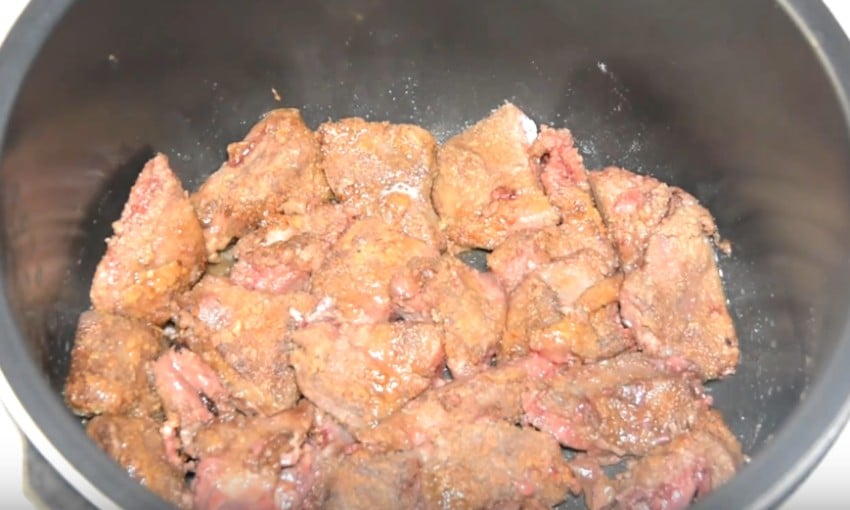 Печень свиная тушеная - как вкусно потушить, чтобы она была мягкая и сочная?