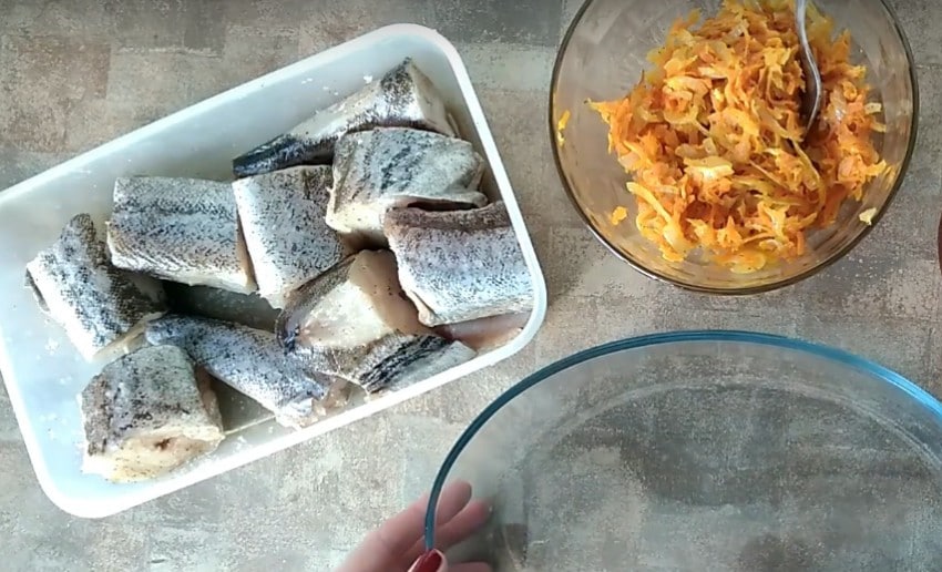 Рыба, тушеная с морковью и луком - 5 рецептов приготовления