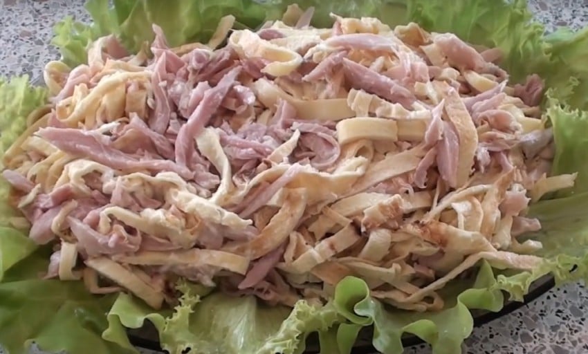 Салат с блинами и колбасой копченой – 6 очень вкусных рецептов салата