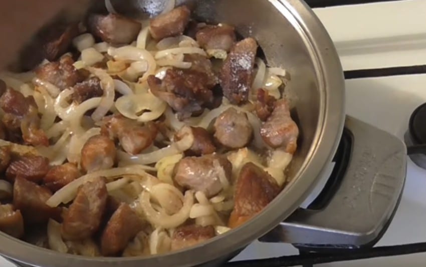 Свиная лопатка на сковороде: 6 рецептов жареной свиной лопатки в домашних условиях