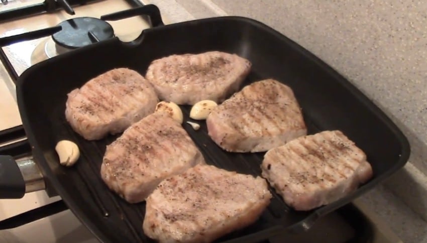 Свиная лопатка на сковороде: 6 рецептов жареной свиной лопатки в домашних условиях