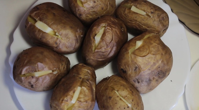 Картошка, запеченная целиком в духовке: 5 рецептов печеного картофеля