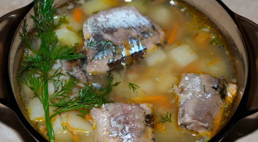 Как сварить рыбный суп из консервов сайры?