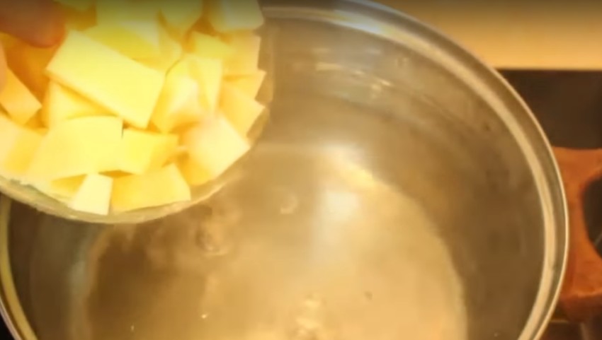 Как сварить рыбный суп из консервов сайры?