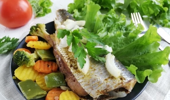 Селедка в духовке в фольге – рецепт запеченной рыбы с луком, морковкой и специями